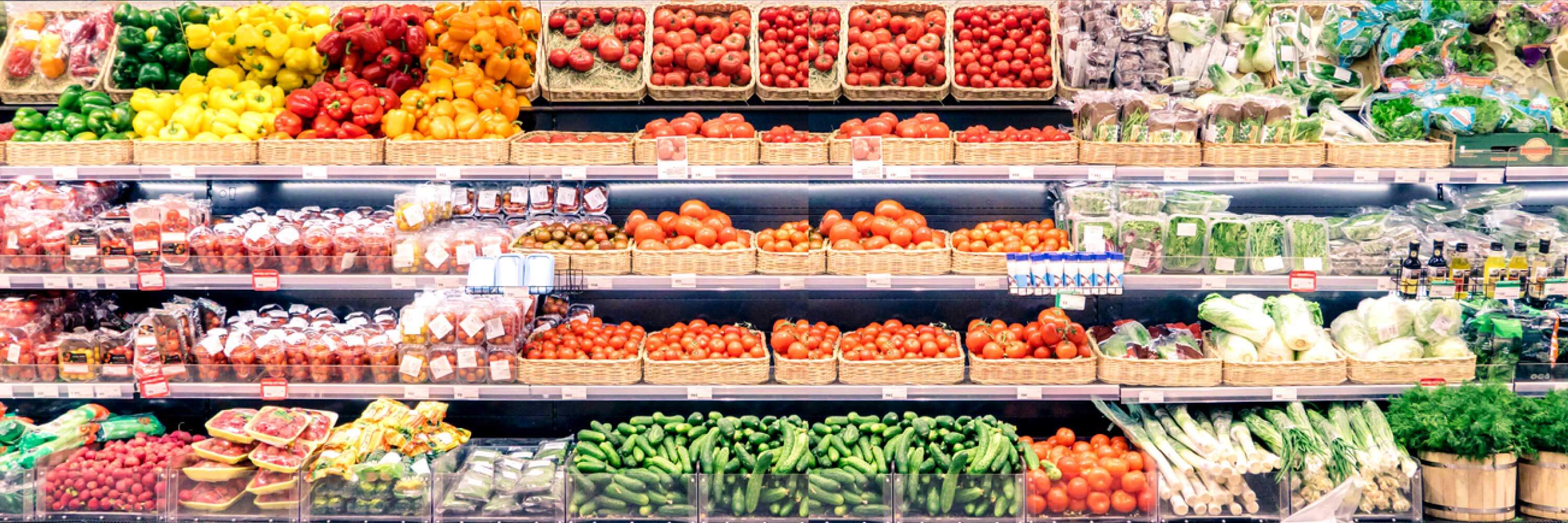 Une variété de fruits et de légumes est exposée dans un magasin d'alimentation