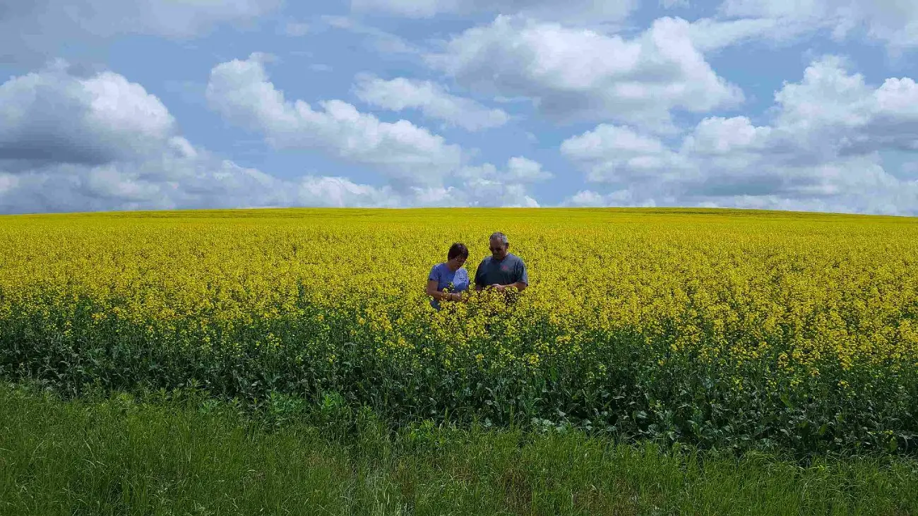  Andrea Bilodeau in field