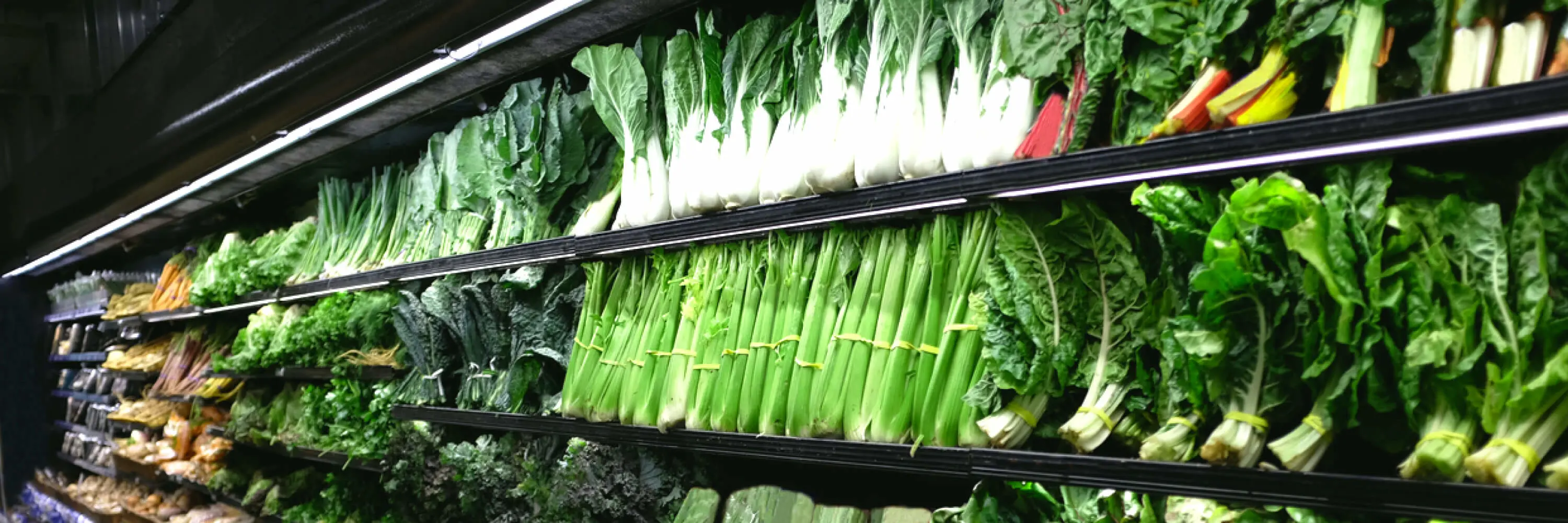 Un étalage de légumes dans une épicerie.