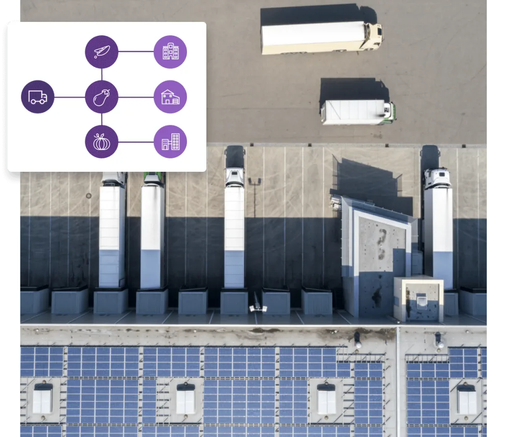 Une vue aérienne d’une ferme solaire avec des camions et des panneaux solaires.