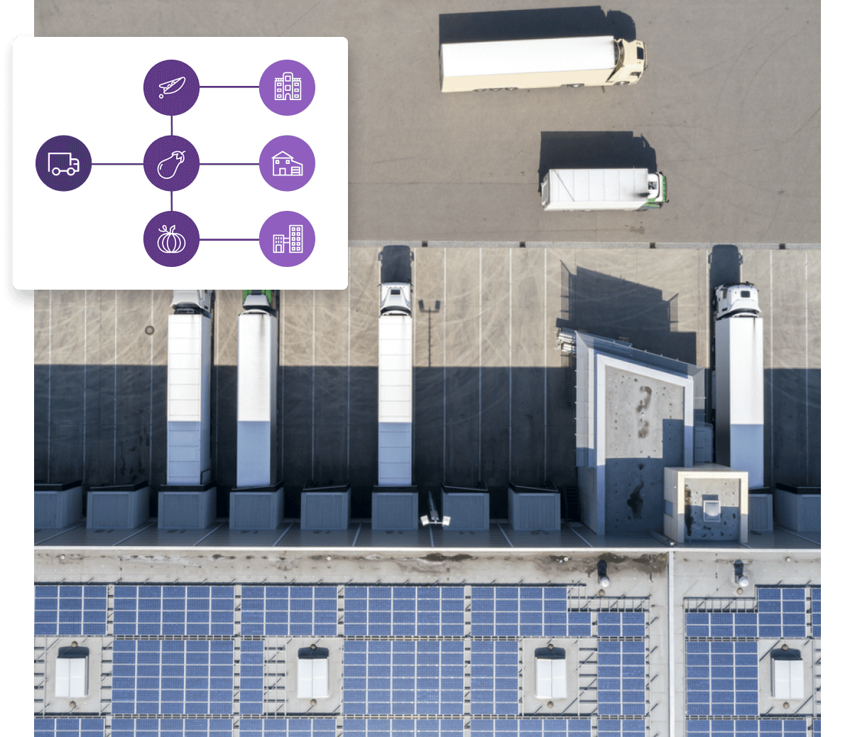 Une vue aérienne d’une ferme solaire avec des camions et des panneaux solaires.