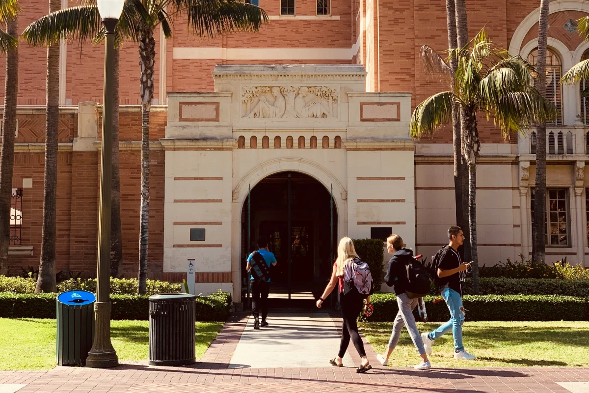Students walk into a building on the USC campus