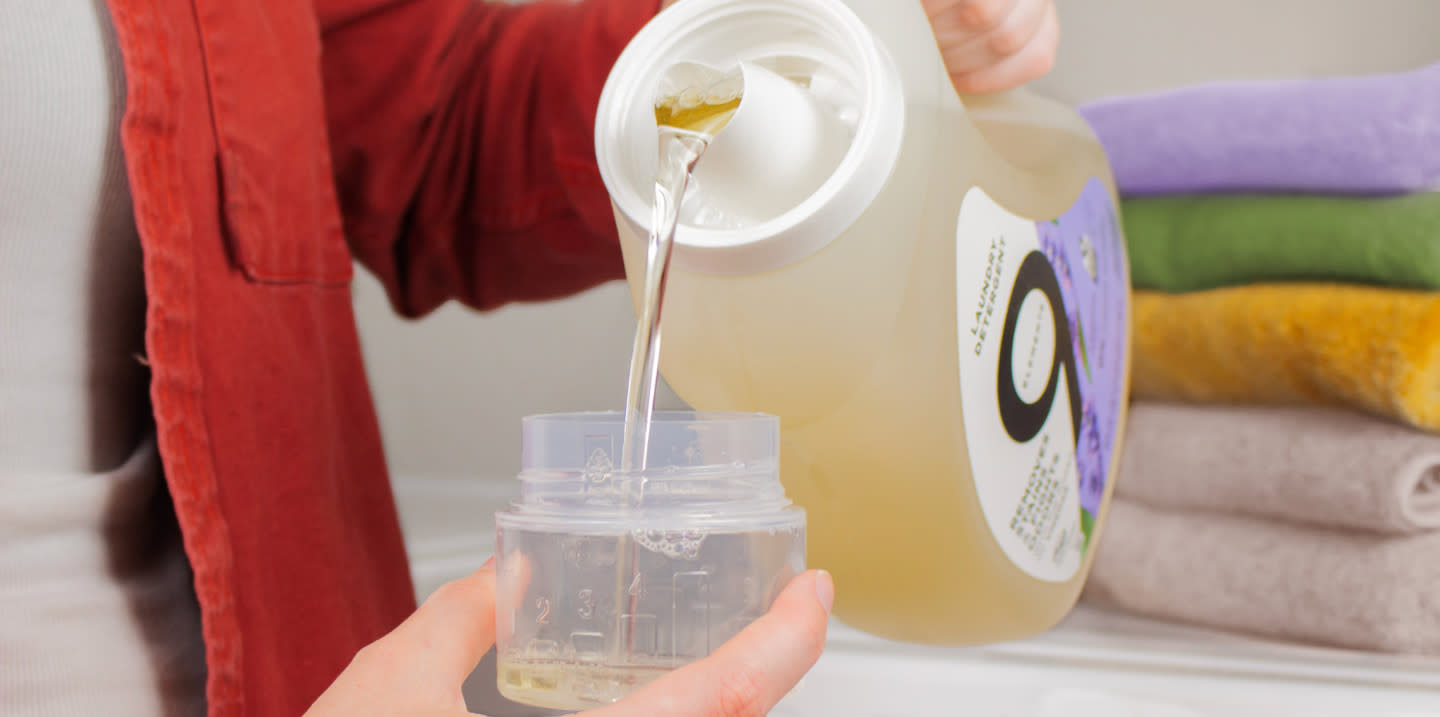 Photograph of pouring the 9 elements laundry detergent in the measuring cup.