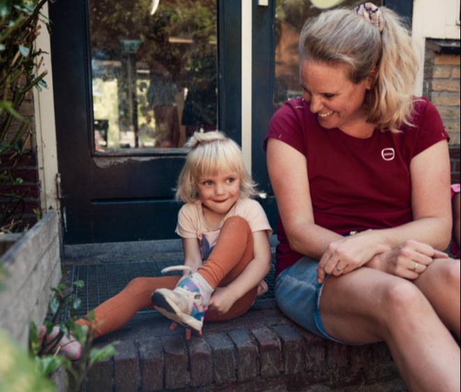 medewerker met veters strikken
