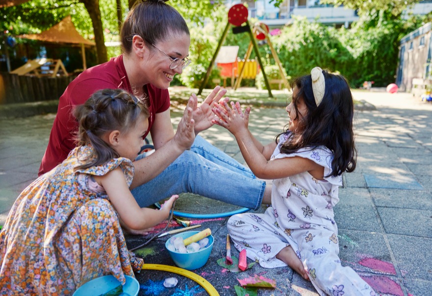 medewerker buiten met hoepels