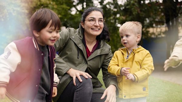 pedagogisch professional buiten met kinderen