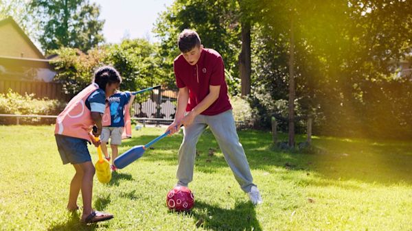 Buiten spelen en tegen een bal slaan op de bso