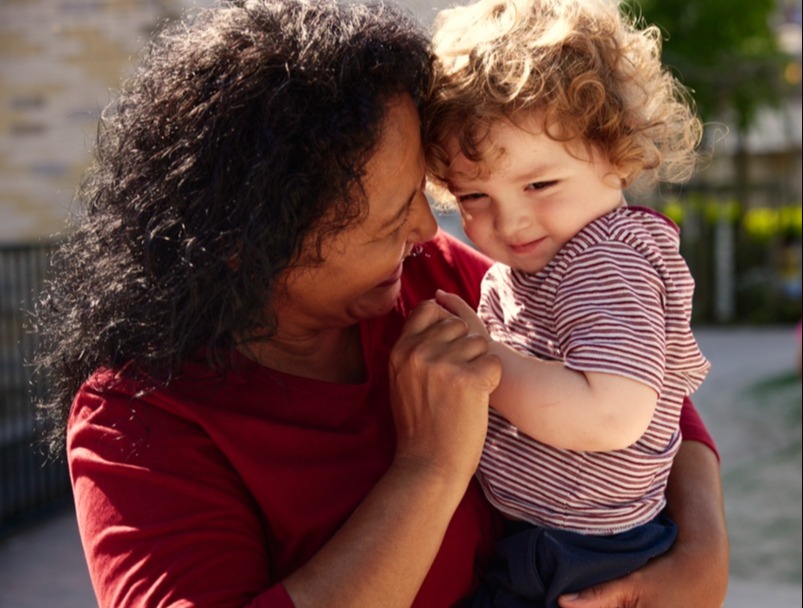 medewerker knuffel met kind