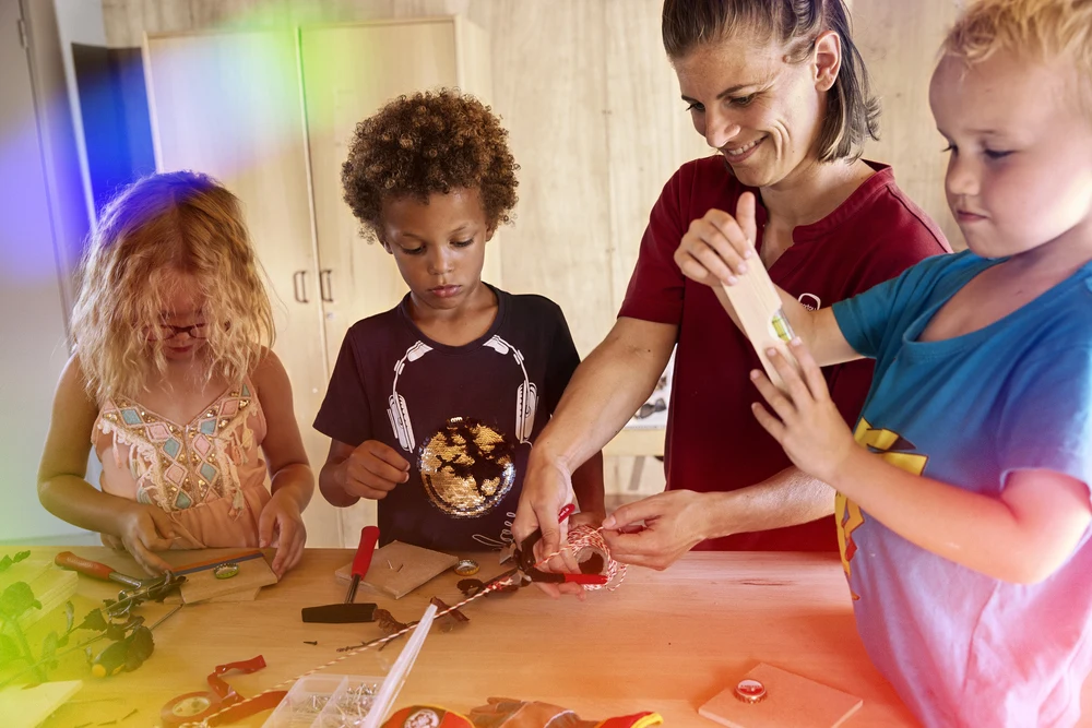 Kinderen met pedagogisch professional zijn creatief met techniek bezig
