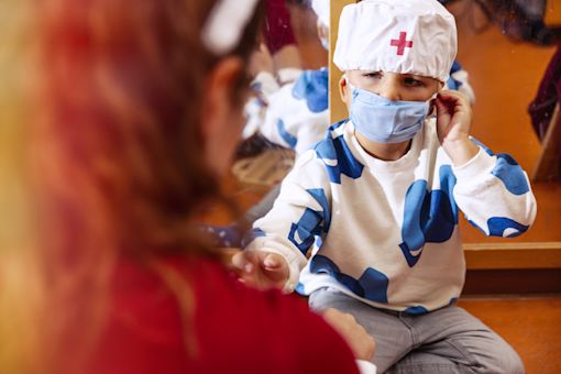 kindje verkleed als dokter