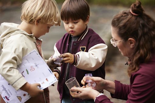 Buitenspelen kinderen en opdekingstoch met insecten