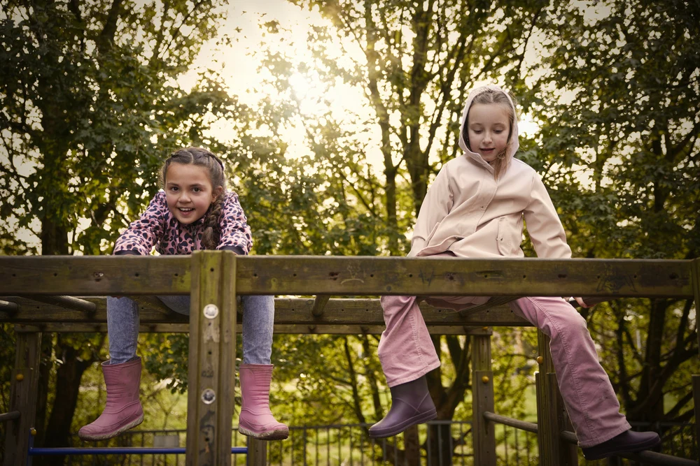 Twee kinderen op klimrek buiten