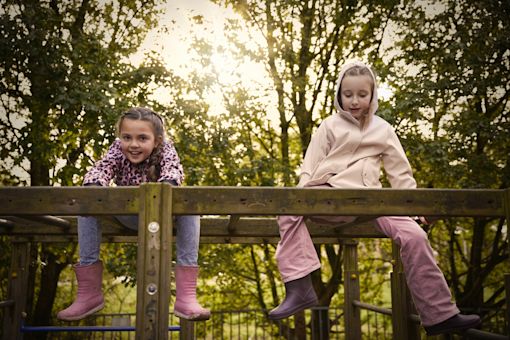 Twee kinderen op klimrek buiten