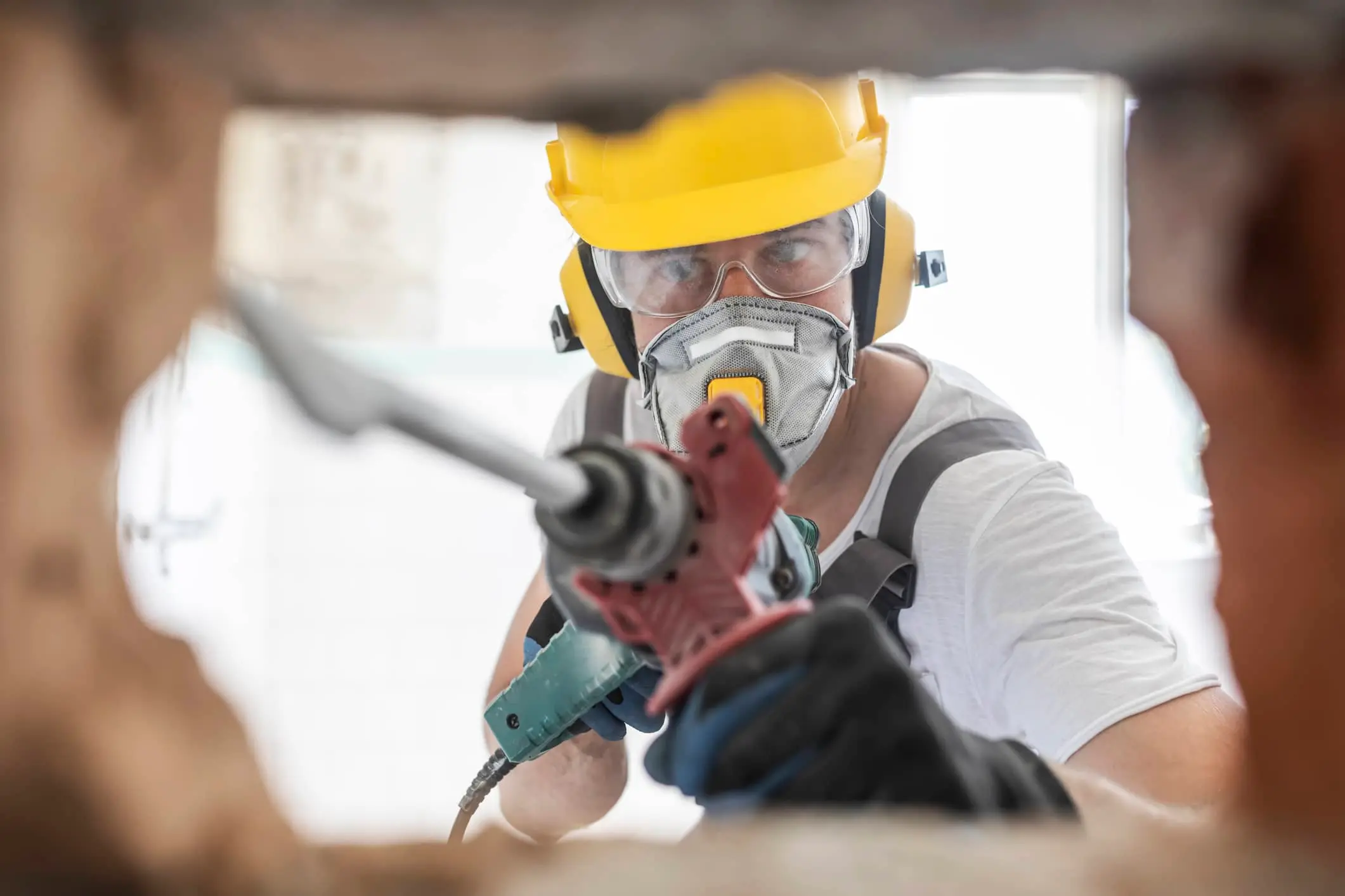 Handwerker mit Werkzeug bei der Asbestsanierung