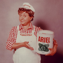 Frau mit Ariel Waschpulver in den 70er Jahren