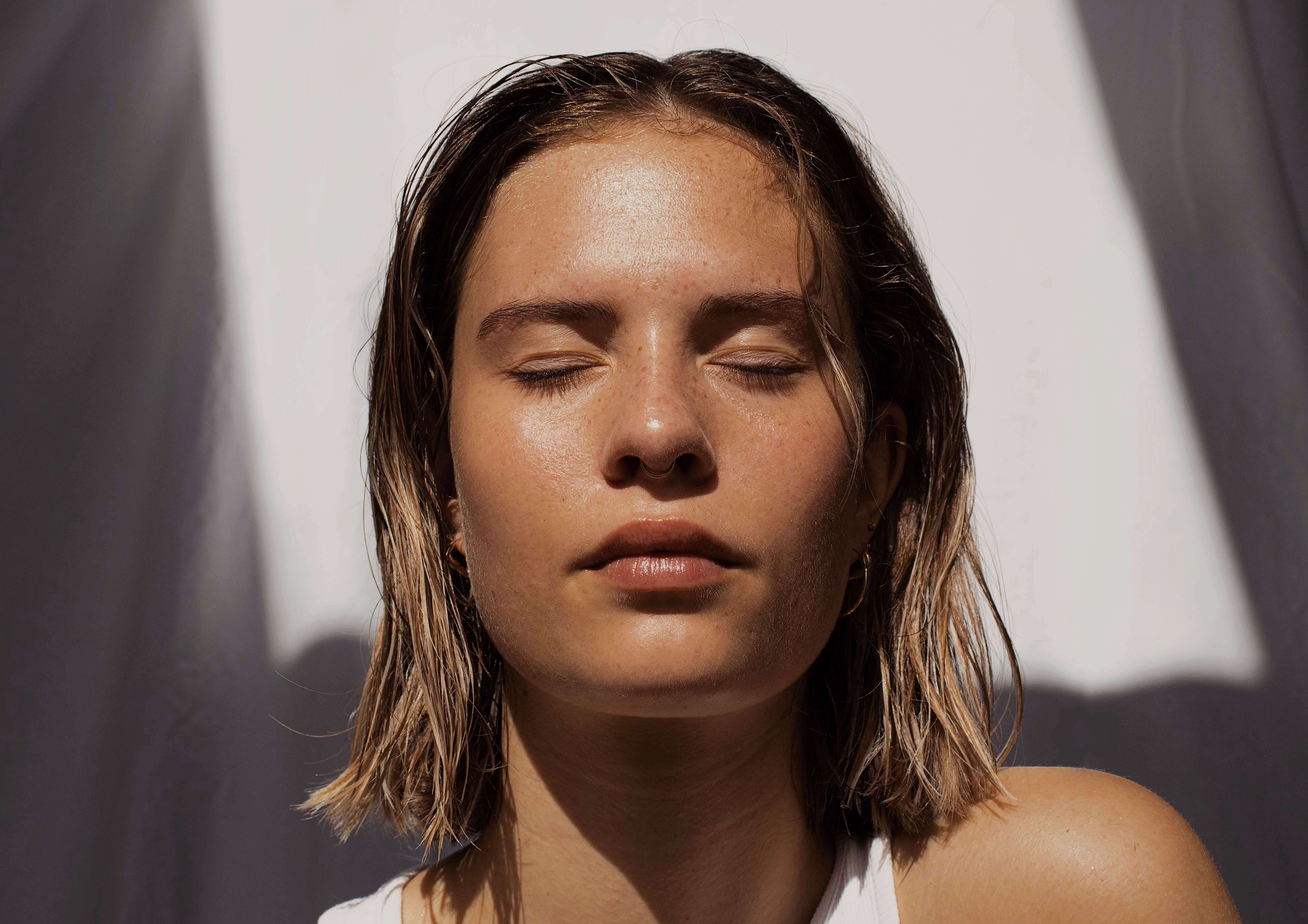 Mujer bajo luz solar