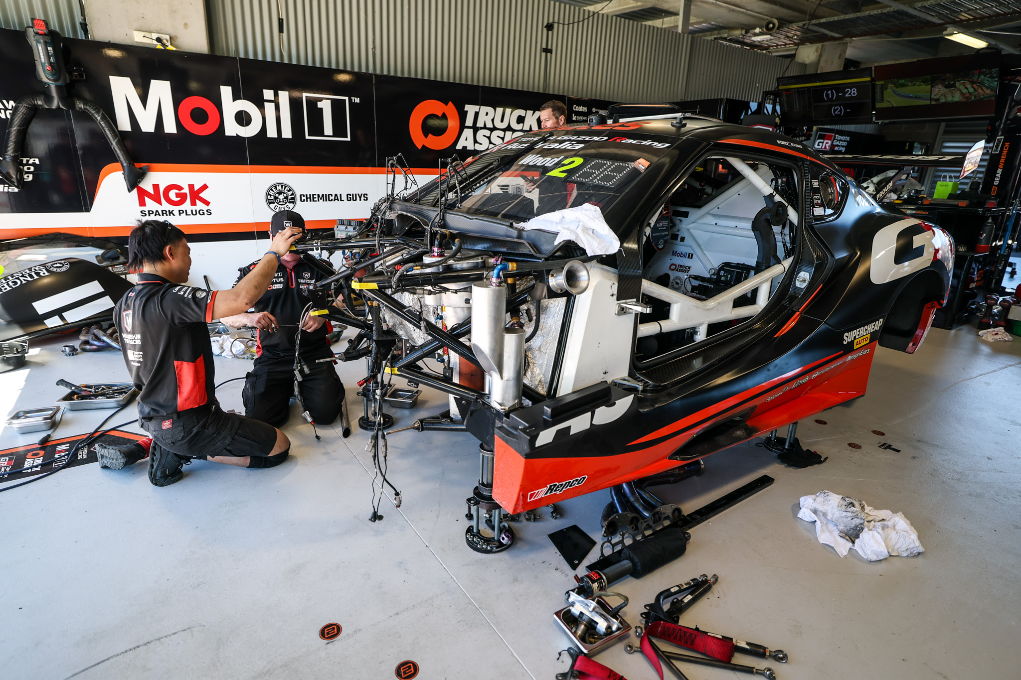 Rival teams chip in amid Walkinshaw, DJR repairs | Supercars