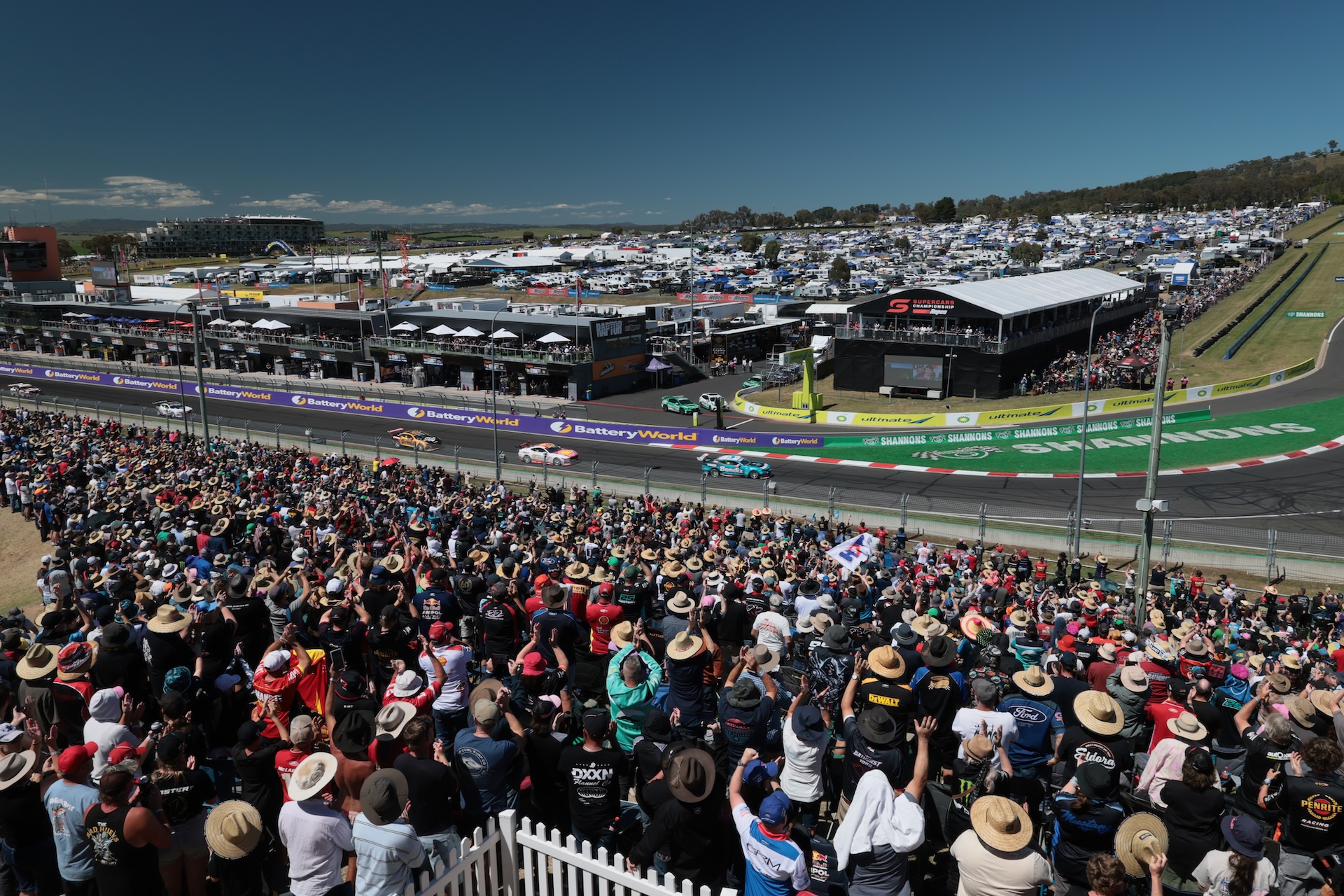 More than 204,000 fans flock to Bathurst 1000 | Supercars