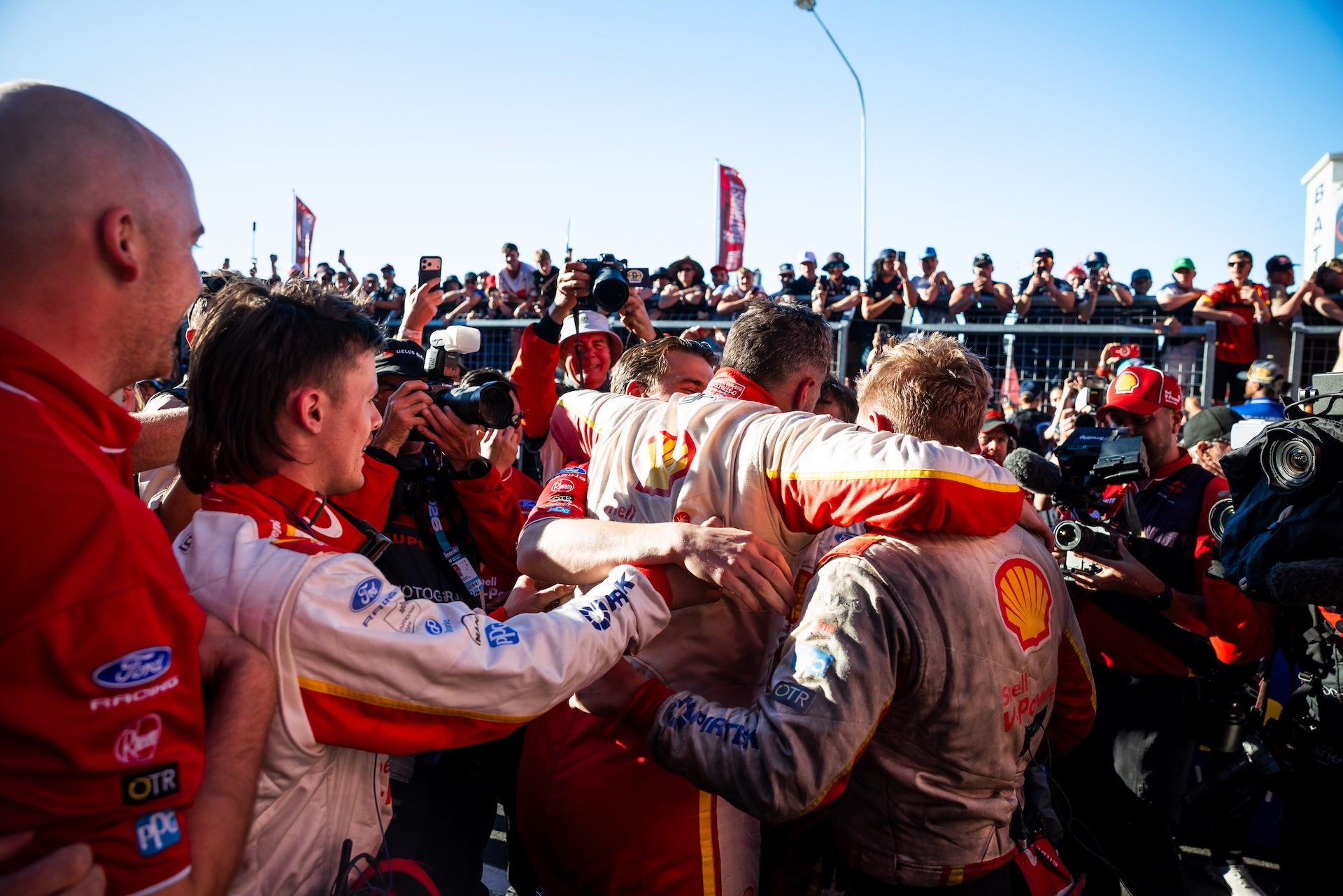 Embraa Bathurst 'agony and ecstasy' in brotherly embrace | Supercars