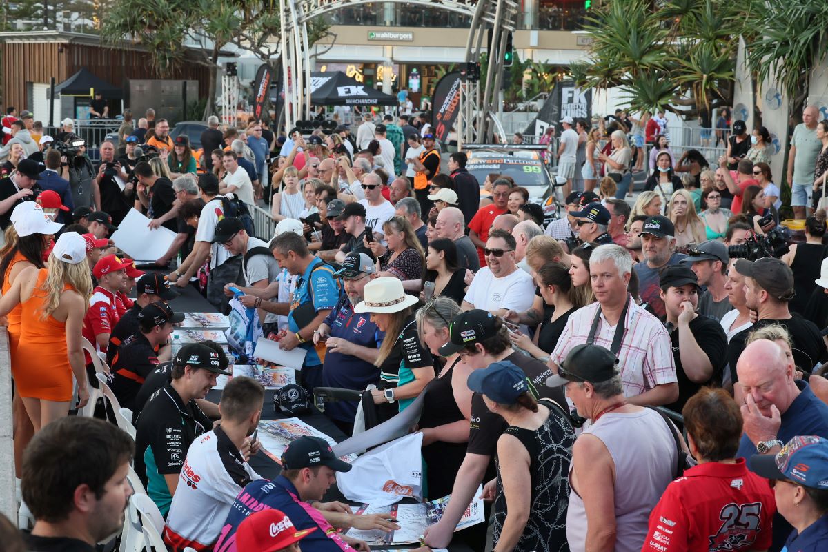 Huge turnout Supercars back to the Gold Coast Supercars