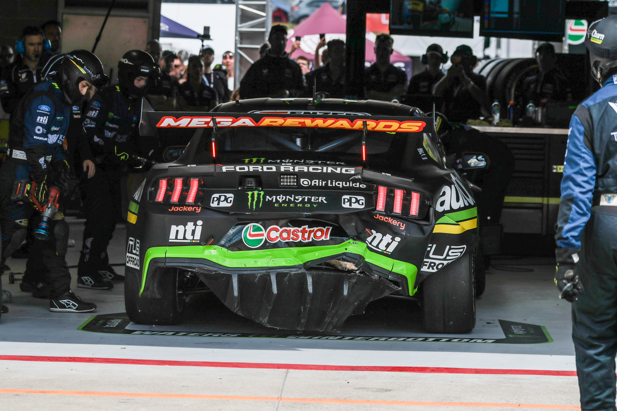 Courtney, Winterbottom tangle in bizarre Conrod clash | Supercars