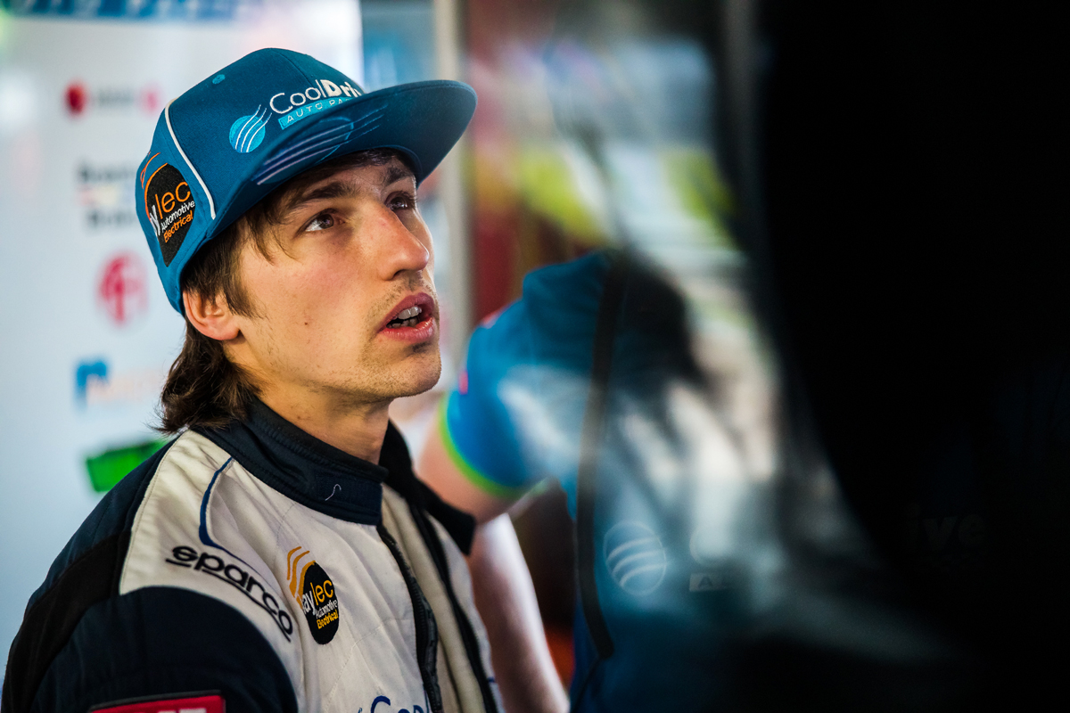 Jones explains footwell issues | Supercars