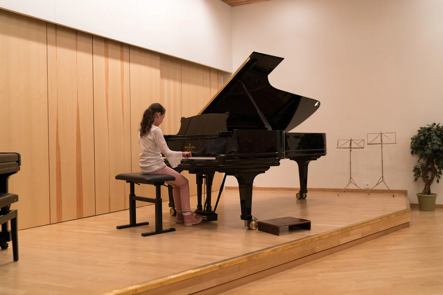 Piano-oppilas esiintyy