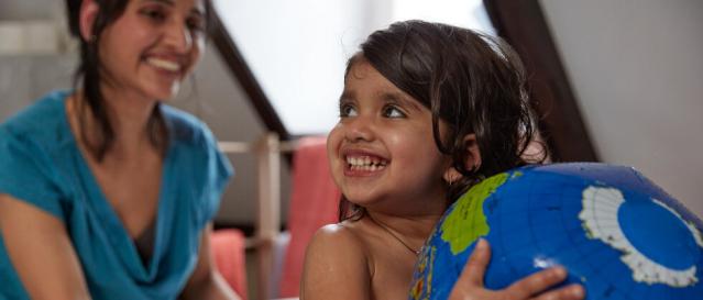 toddler-holding-globe-bath-en-za