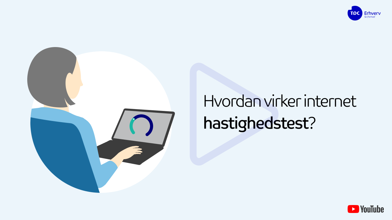 Kvinde foretager hastighedstest på pc - Thumbnail Hvordan virker internet hastighedstest?