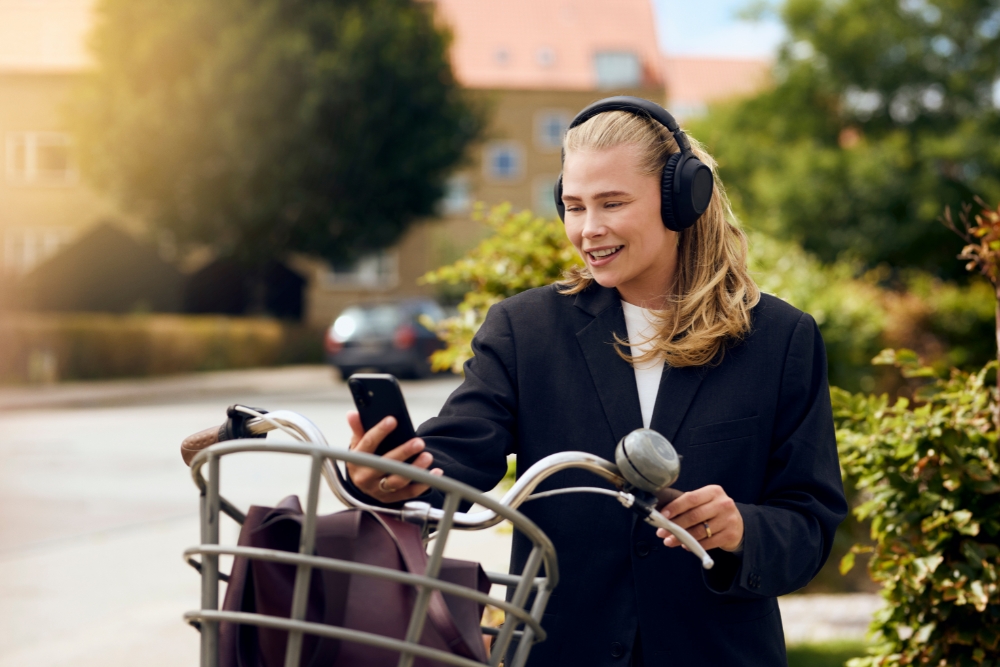 TDC_Erhverv_outside_woman_talking_on_phone_2026