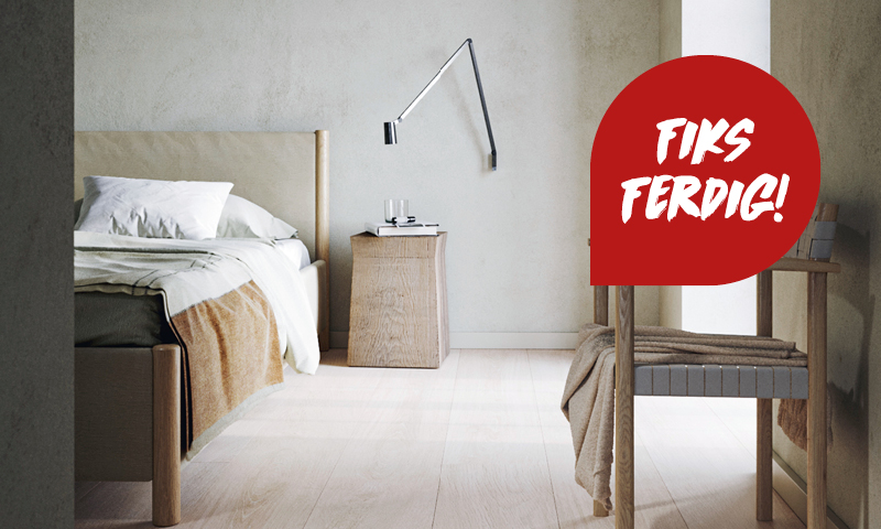 Minimalistisk soverom med lys treinnredning, hvit seng, beige pledd, rød boble “Fiks ferdig!”