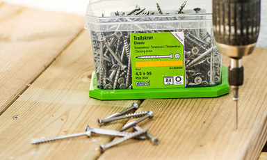 Terrasseskruer som skrues ned i terrassebord