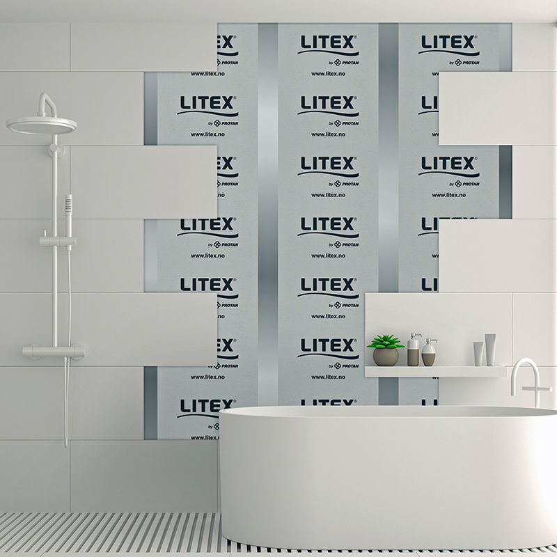 Minimalistisk hvitt bad med frittstående kar, dusj, LITEX-membran bak fliser og grønn plante.