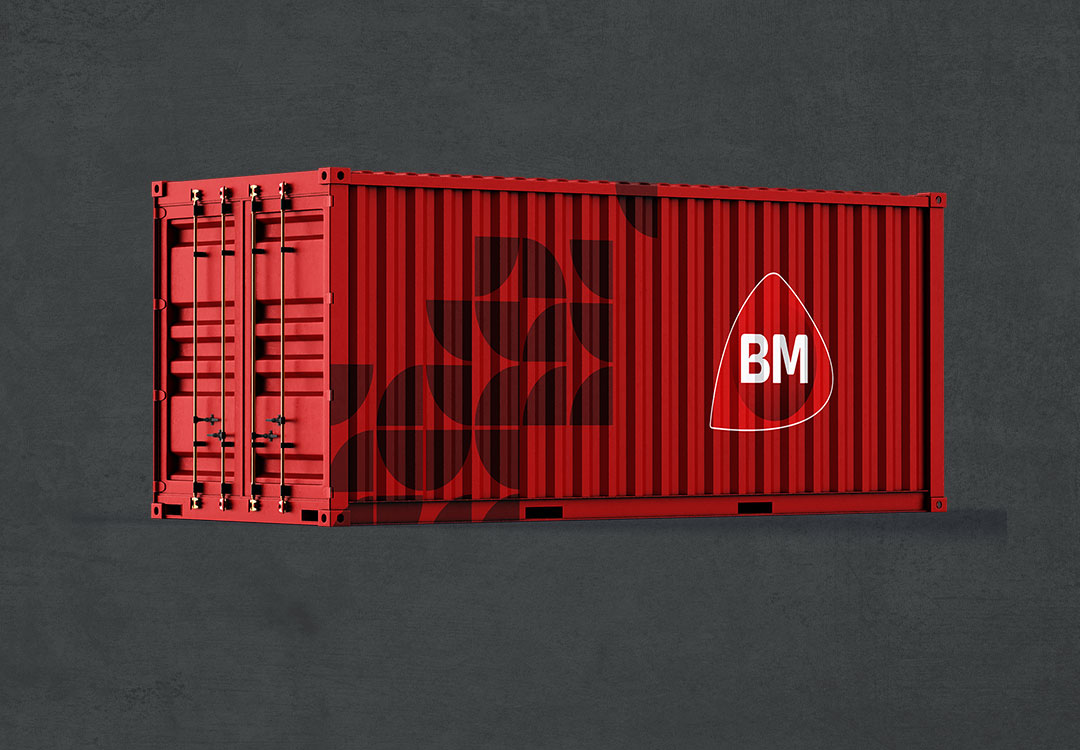 Rødt fraktcontainer med svart geometrisk mønster og hvite bokstaver "BM" på mørkegrå bakgrunn.
