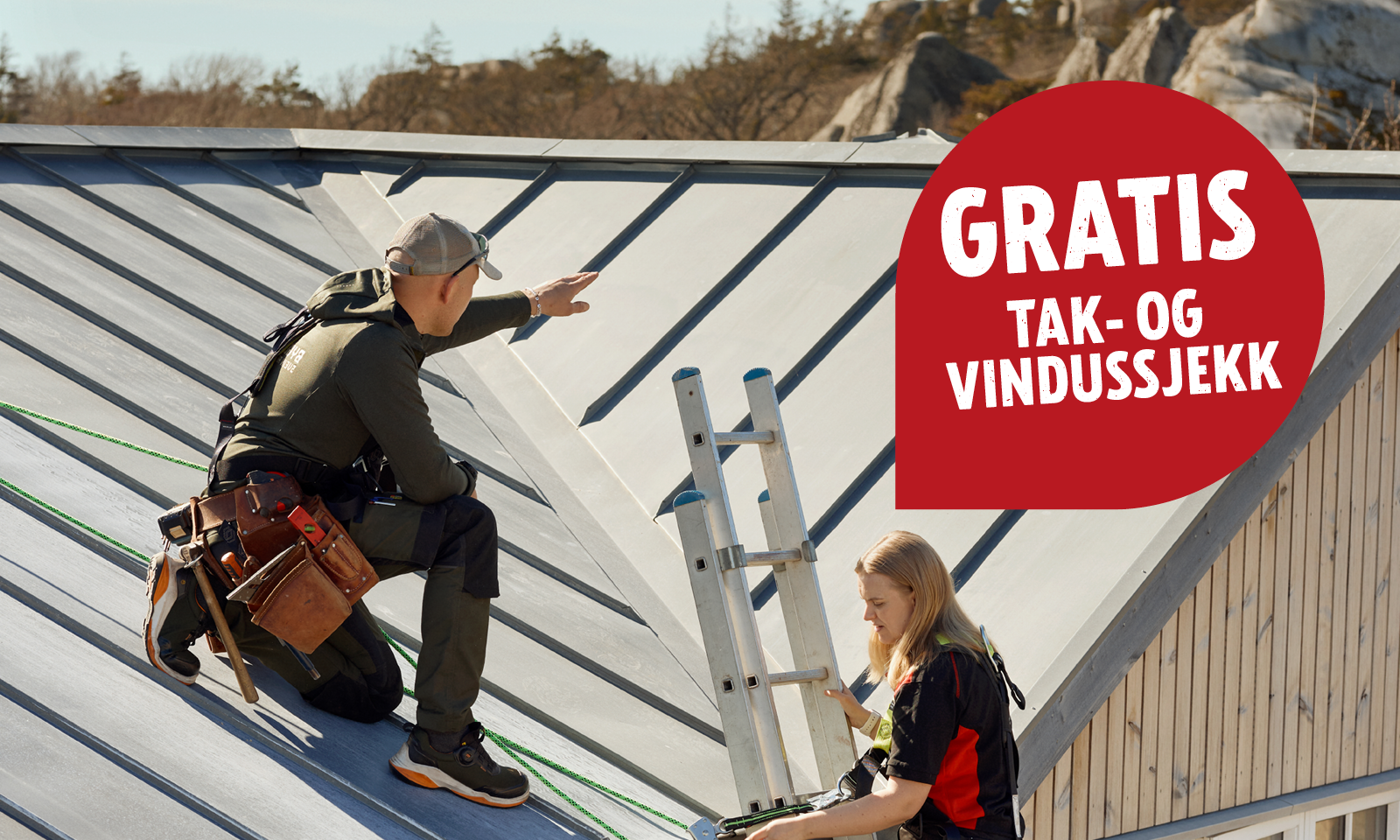 Håndverker på metalltak med verktøybelte, stige og rød reklameboble: GRATIS TAK- OG VINDUSSSJEKK