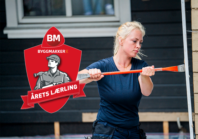 Ung kvinne maler en husvegg med en stor pensel. Byggmakker-logoen med teksten "Årets lærling" vises til venstre.