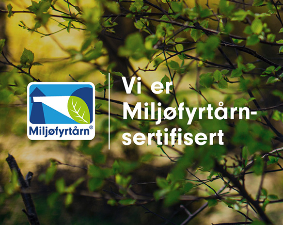 Miljøfyrtårn-logo i blått og grønt, tekst 'Vi er Miljøfyrtårn-sertifisert' foran grønne blader