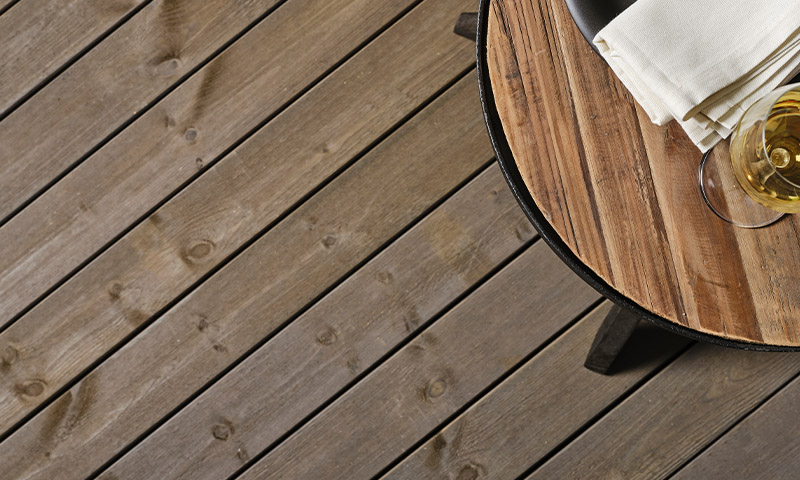 flotte terrassebord og et glass med noe godt - Foto: Talgø MøreTre