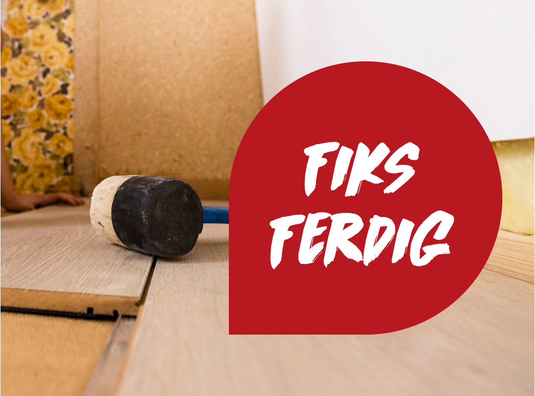 Gummiklubbe på lyse treplanker under legging, gult blomstret tapet bak, rød sirkel med “FIKS FERDIG”