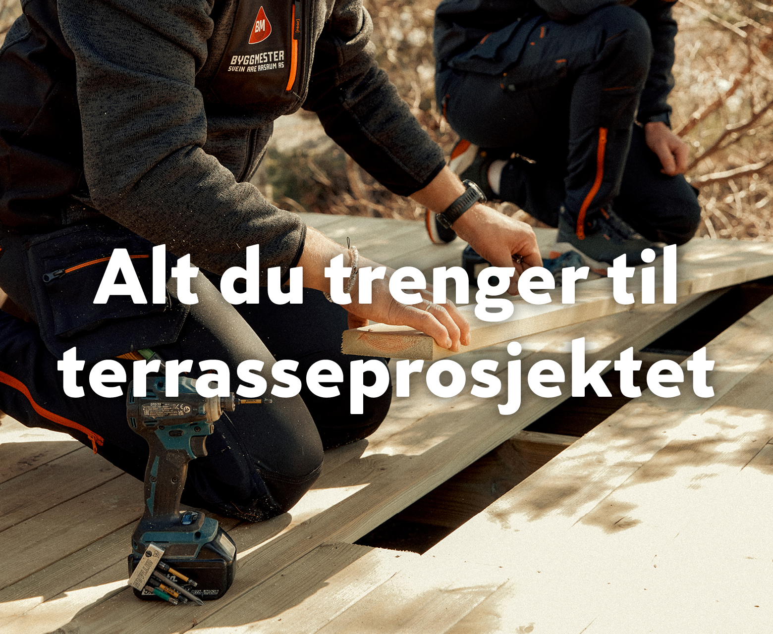 Byggmestere i arbeid med terrassekonstruksjon. Tekst: "Alt du trenger til terrasseprosjektet"