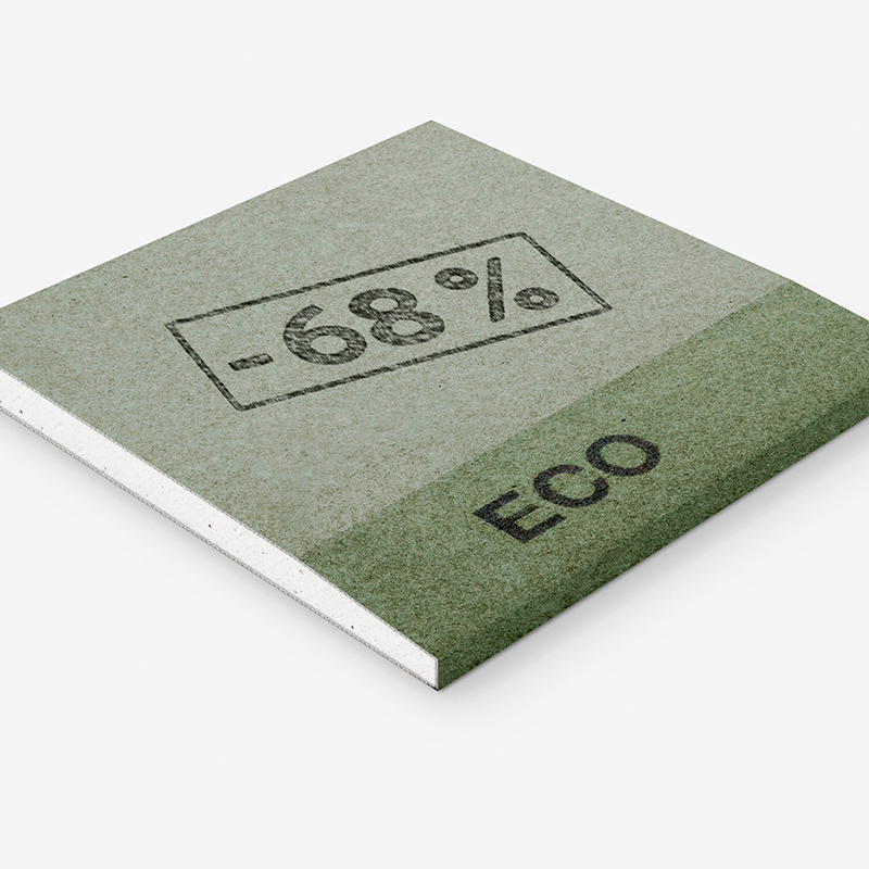 Skråstilt grønn plate med trykket “-68%” i rektangel og “ECO” nederst.