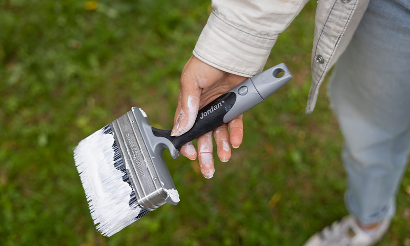 malingskost med hvit utendørs maling