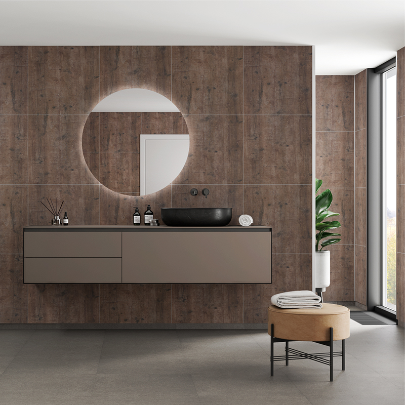 Moderne bad med brun treflis, rund lysende speil, svevende taupe benk og svart servant