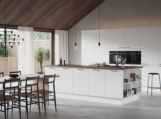 Moderne åpent kjøkken med hvit øy, trebenk, svarte stoler, hengelamper og store vinduer