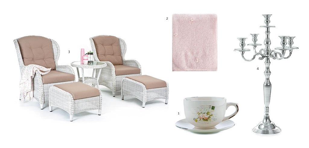 Kollasj av hvitt rottingmøblement med beige puter, blomstret tekopp, rosa pledd og sølvlysekrone