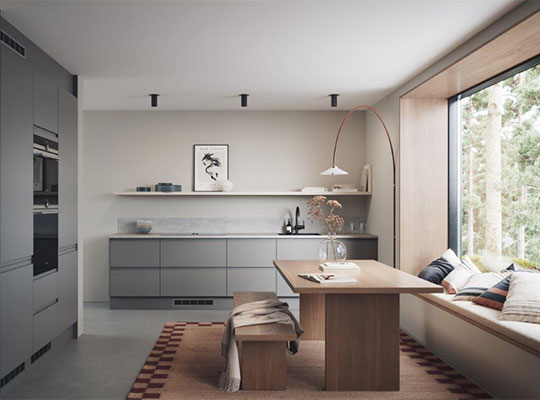 Lyst moderne kjøkken med grå skap, eikebord og benk, sittebenk ved stort vindu med puter og buelampe