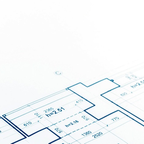 Hvit bakgrunn med blå arkitektonisk plantegning av rom, målestrekker og linjer.