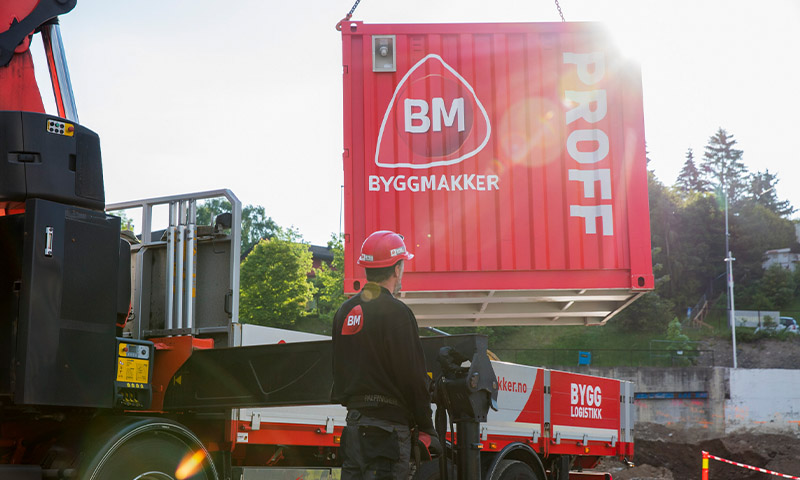 levering på byggeplass med container