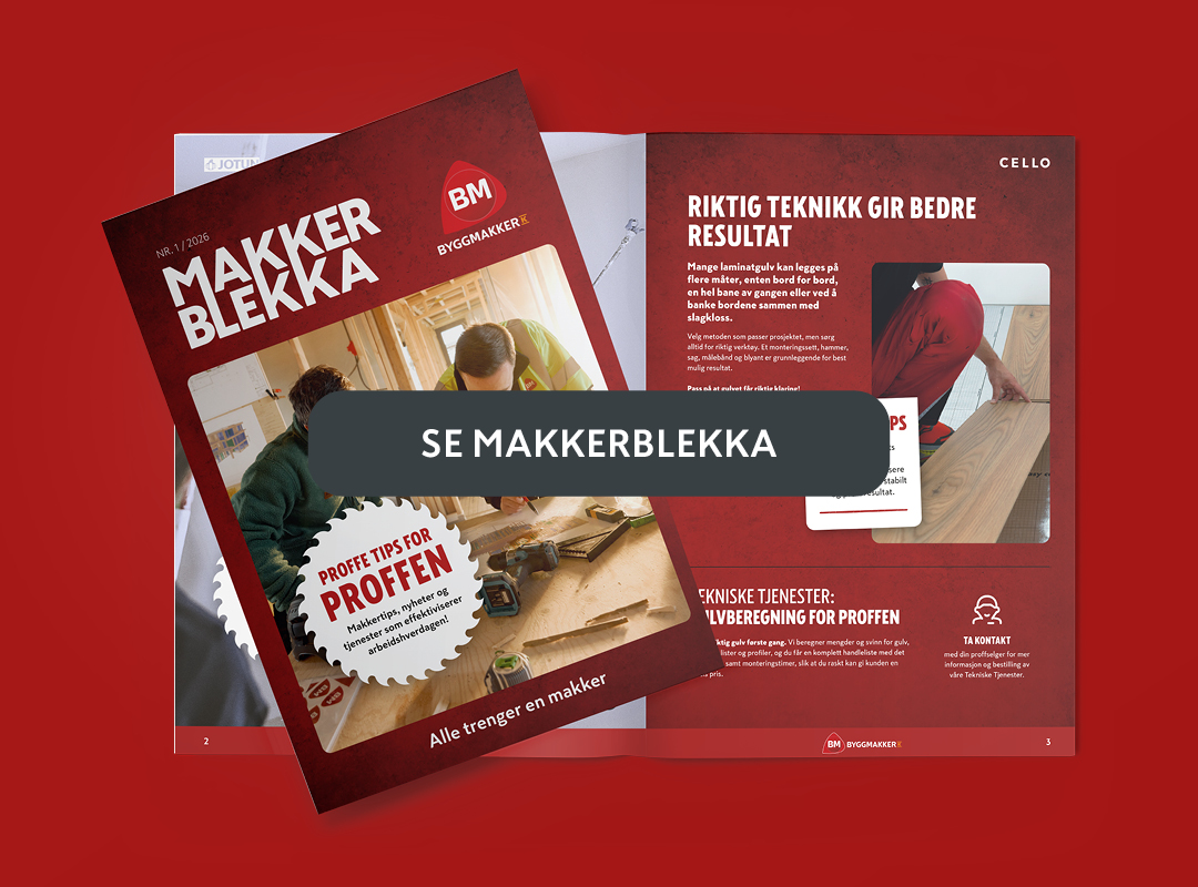 Magasinet "Makker Blekka" fra Byggmakker med oppslått side som viser tips for håndverkere, på rød bakgrunn.
