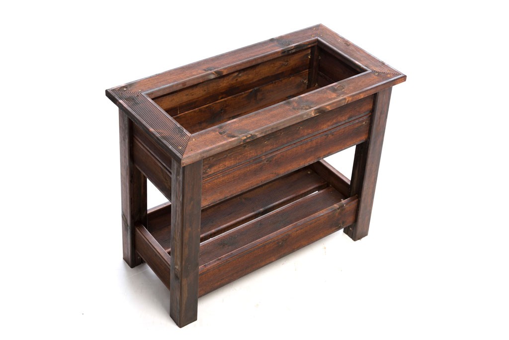 Mørkebrunt rektangulært hevet plantekasse i tre med nederste hylle, hvit bakgrunn.